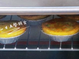 6、迷你披萨/咸味蛋挞,放入烤箱上下火220℃烤15分钟，看到表面上色就可以了。