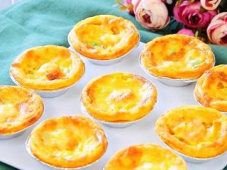 7、迷你披萨/咸味蛋挞,稍微凉一下就可以开吃了，趁热吃才会有拉丝哦。松脆的酥皮，加上蔬菜和奶酪的结合，每一口都是满满的幸福感。咸味都是来自于奶酪，没有额外加盐哦。