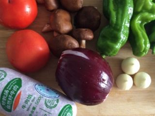 1、肉酱意面酱,材料准备好