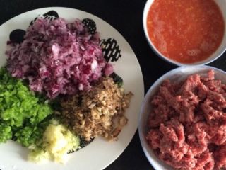 2、肉酱意面酱,全部切末备用