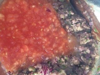 5、肉酱意面酱,依次加香菇末、洋葱末、番茄(新鲜的)