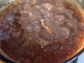 7、肉酱意面酱,开锅后加盐、鸡精、番茄酱(或披萨酱)