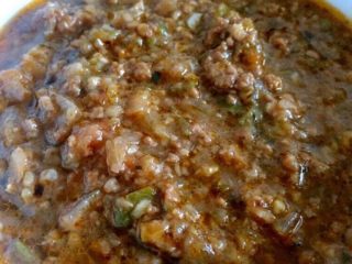 8、肉酱意面酱,一直熬到水少一些成酱的状态(泡泡越来越细会蹦出来的时候)期间要搅拌防止粘锅底