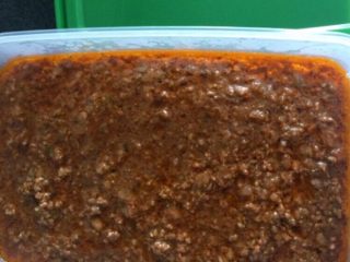 9、肉酱意面酱,做好后装入保鲜盒等凉了入冰箱冷冻室冻成块后切小块装袋,以后每次要吃就煮个意面就可以拿一块融化了加入进去就是意面了