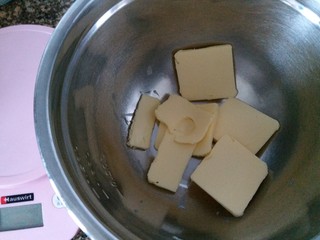 1、冬天也好挤的巧克力曲奇,黄油软化好，我放烤箱用发酵功能加热3到5分钟软化