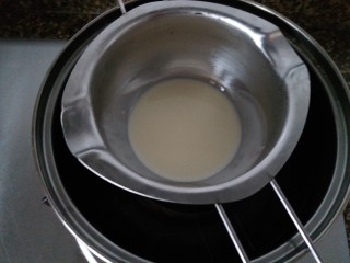 3、冬天也好挤的巧克力曲奇,奶油隔热水加热