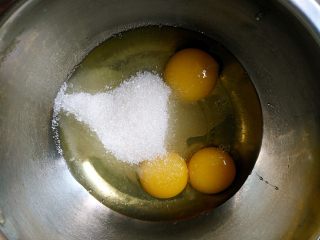 1、雷明顿蛋糕 ,将鸡蛋加糖混合