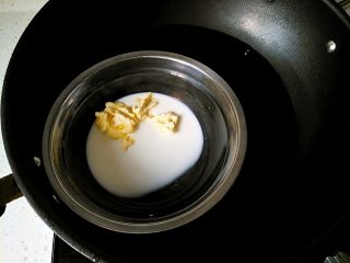 5、雷明顿蛋糕 ,将牛奶和黄油混合