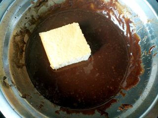 12、雷明顿蛋糕 ,将巧克力加牛奶融化,蛋糕放入巧克力液