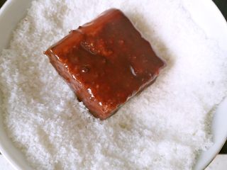 14、雷明顿蛋糕 ,放入盛有椰蓉的碗中