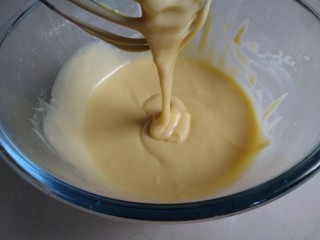 4、圣诞树根蛋糕,拌匀，再加入剩余的两个蛋黄，拌成细腻的蛋黄糊