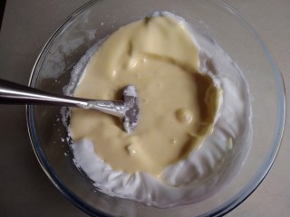 7、圣诞树根蛋糕,再倒回剩余的蛋白霜里，用同样的手法拌匀