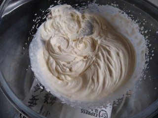 11、圣诞树根蛋糕,160克淡奶油和糖粉隔冰水打发至九分发