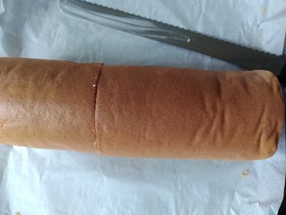 13、圣诞树根蛋糕,卷起，放入冰箱冷藏定型两三个小时，然后切成一大一小两份