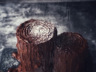 15、圣诞树根蛋糕,用汤匙将巧克力酱抹在蛋糕卷上，用叉子画出年轮，竖摆还是横着摆，随你喜欢咯