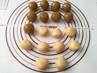 4、广式月饼,4.莲蓉馅分成每个30克，面团每个20克