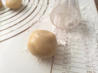 7、广式月饼,7.月饼模具撒5.把莲蓉馅包进面团里，