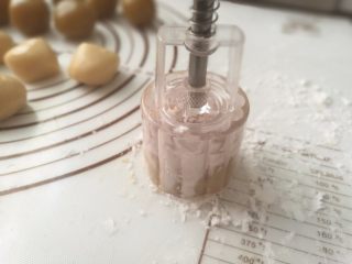 8、广式月饼,8.把小球放入月饼模具里，按压出来