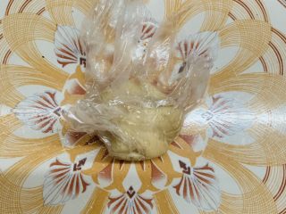 1、秀气番茄脆底披萨,冰箱里取出披萨底面团回温。