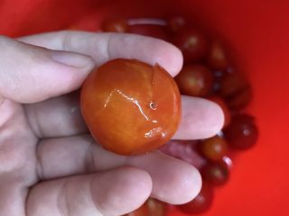 2、秀气番茄脆底披萨,番茄洗净。