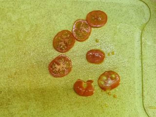 3、秀气番茄脆底披萨,切片备用。