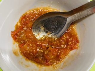 6、秀气番茄脆底披萨,搅拌均匀备用。