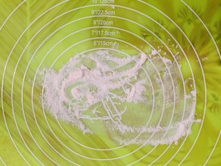 7、秀气番茄脆底披萨,案板撒少许干面粉。