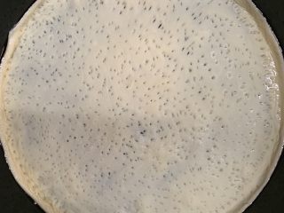 11、秀气番茄脆底披萨,面皮放入模具，整理周边，面皮用叉子叉密集小孔。