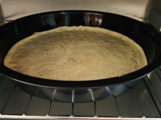 12、秀气番茄脆底披萨,190℃预热好后中层烤5分钟。