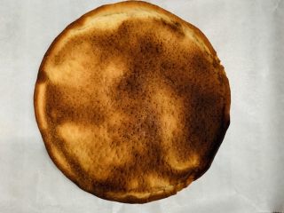 15、秀气番茄脆底披萨,尝了一口勉强还行。面皮放烤盘上。