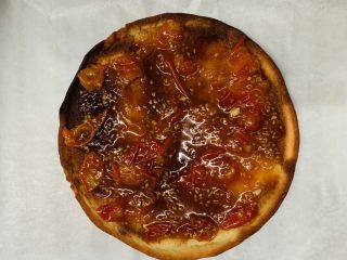 16、秀气番茄脆底披萨,涂抹番茄酱。