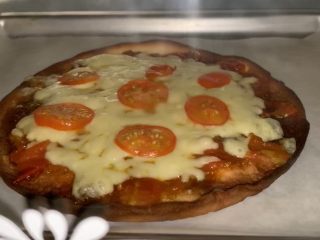 20、秀气番茄脆底披萨,预热好的中层190℃烤10分钟。