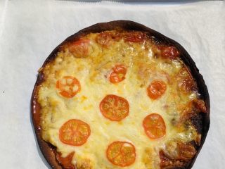 22、秀气番茄脆底披萨,边边是不能吃了。