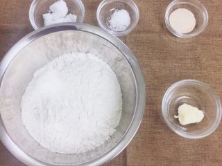 1、????卡门培尔奶酪香肠面包????,材料准备好╰(*´︶`*)╯♡