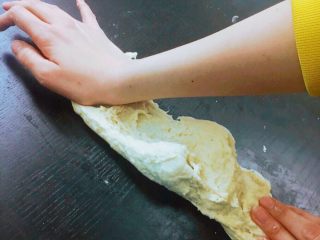 5、????卡门培尔奶酪香肠面包????,材料搅拌均匀成团后放在桌上揉面