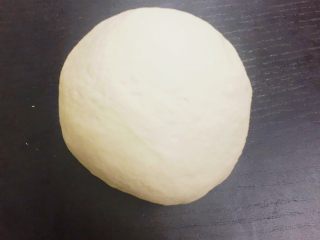 6、????卡门培尔奶酪香肠面包????,将面揉至出筋，表面光滑的状态，揉面完成。