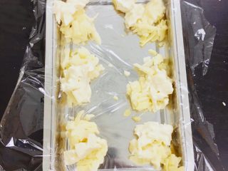 9、????卡门培尔奶酪香肠面包????,切卡门培尔奶酪切成小块、跟比萨奶酪分成8个