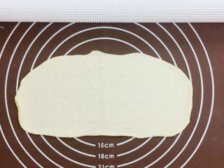 12、????卡门培尔奶酪香肠面包????,将醒好的面团缝口朝上，用擀面杖擀成12×22的长方形
