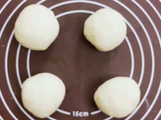 10、????卡门培尔奶酪香肠面包????,将一次发酵后的面团分成4等份