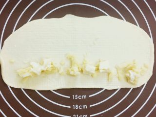 13、????卡门培尔奶酪香肠面包????,在靠近身体的这边放上卡门培尔奶酪和比萨奶酪