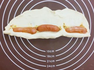 15、????卡门培尔奶酪香肠面包????,放上香肠