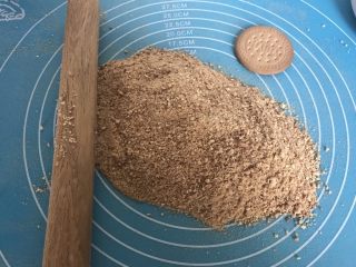1、八寸芒果慕斯蛋糕,消化饼干用擀面杖擀碎