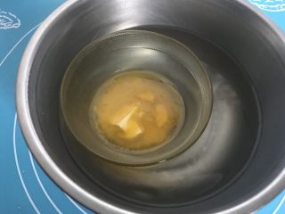 2、八寸芒果慕斯蛋糕,黄油温水软化