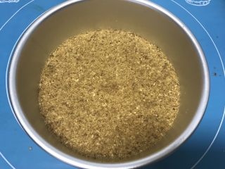 4、八寸芒果慕斯蛋糕, 用刮刀压紧放入冰箱冷藏2小时左右