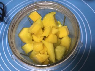 5、八寸芒果慕斯蛋糕,芒果去皮切小块