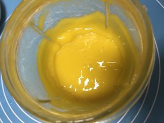 6、八寸芒果慕斯蛋糕,然后打成芒果泥备用