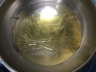 7、八寸芒果慕斯蛋糕,3片吉利丁片用凉水泡一下软化