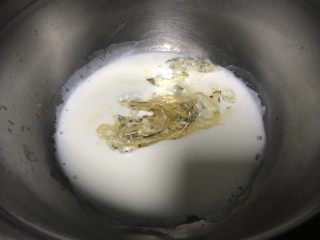 8、八寸芒果慕斯蛋糕,软化好的吉利丁片淋干水分放入牛奶里