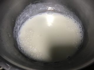 9、八寸芒果慕斯蛋糕,牛奶加热热吉利丁片融化搅拌均匀，然后保温下防止凝固