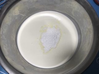 10、八寸芒果慕斯蛋糕,淡奶油放入白砂糖